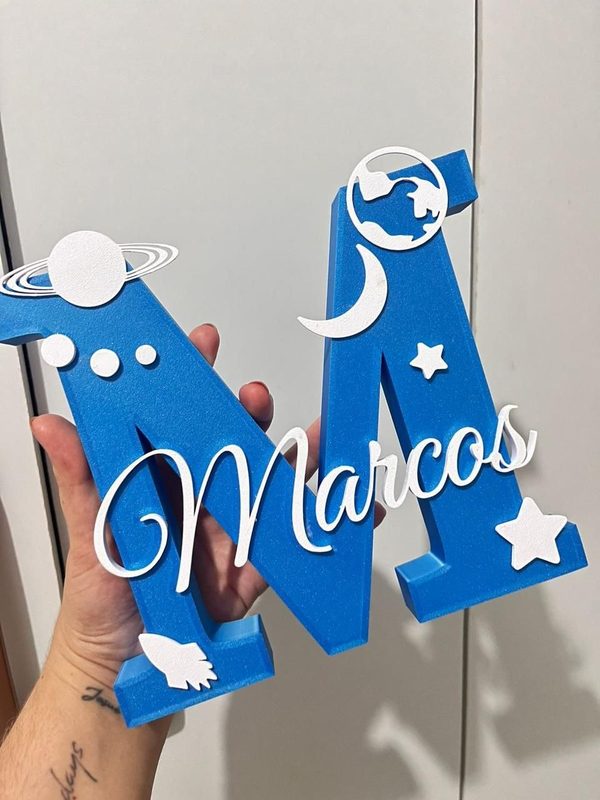 Letra M personalizada em 3D azul com tema espacial para Marcos